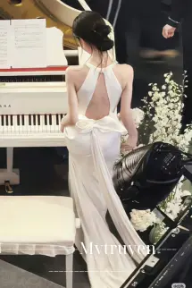 Bông Hoa Cao Lạnh Và Đóa Hoa Nhỏ Dưới Núi